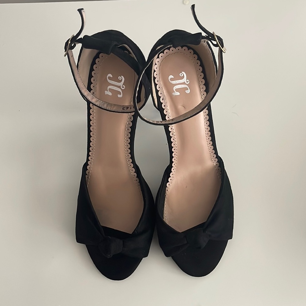 JG Classic Strappy Black Suede Feel Sandal with Knot Toe Strap Detail size 10